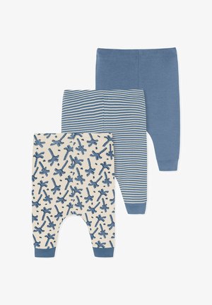 Trois paires de pantalons pour enfants : un bleu uni, un rayé bleu et un crémeux avec un motif de palmiers bleus. Tous sont dotés de ceintures élastiques.