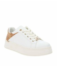 Zapatilla blanca con cordones, con un tacón de corcho texturizado, ojales dorados y un acabado suave. Presenta una suela de plataforma para mayor altura.