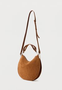 Rudos spalvos zomšinė peties rankinė su išlenkta silueto forma, turinti du dirželius—vienas reguliuojamas—ir sidabro spalvos metalinius akcentus. Lygus paviršius su siuvimo detalėmis.