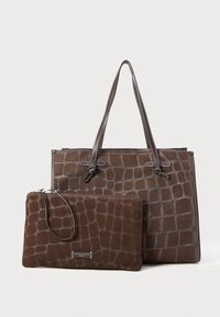 Sac cabas en suède brun avec motif crocodile, associé à une pochette marron assortie. Les deux présentent des coutures contrastantes et des poignées.