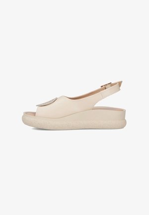Beżowe sandały na słupku wykonane z gładkiego materiału, posiadają zaokrąglony czubek, subtelną dekorację oraz teksturowaną, wyściełaną podeszwę.
