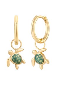 Guldtonade hoopsmycken med sköldpaddsberlocker som har turkos- och ljusgröna geometriska skalmönster. Slät yta med distinkta former.