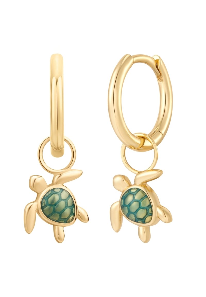 Guldtonade hoopsmycken med sköldpaddsberlocker som har turkos- och ljusgröna geometriska skalmönster. Slät yta med distinkta former.