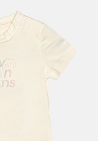 Calvin Klein Jeans BABY GRADIENT LOGO UNISEX SET - Shorts - papyrus