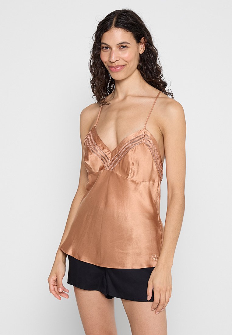 Camisole en satin cuivré avec bretelles fines réglables, décolleté en V et détails en dentelle. Coupe décontractée et texture lisse. Assortie avec des shorts noirs.