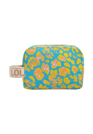 Neceser rectangular azul con manchas florales de leopardo en amarillo y rosa, asa lateral beige con el texto "Y LOLA" y logo "BIMBA Y LOLA" en el frente.