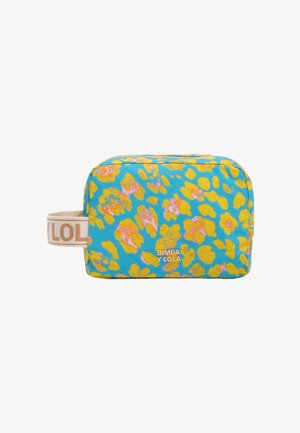 Niebieska prostokątna kosmetyczka z żółtymi i różowymi kwiatowymi cętkami lamparta, beżowym bocznym uchwytem z napisem "Y LOLA" oraz logo "BIMBA Y LOLA" na przedzie.