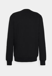 Sweat-shirt noir à manches longues avec col rond, poignets et ourlet côtelés, vu de dos sur fond gris clair.