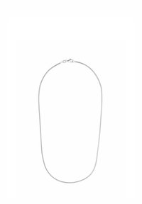 Tunn silverfärgad kedja i ormform med snäpplås på vit bakgrund.