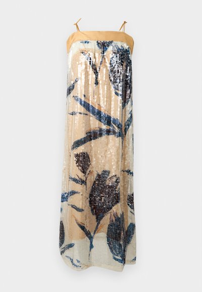 Longue robe beige à fines bretelles, avec un motif floral en sequins bleus et noirs et une silhouette droite.