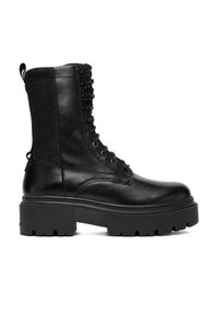 Schwarzer Leder-Kampfstiefel mit Schnürung, grober profilierter Sohle und Stoffeinsatz im oberen hinteren Bereich.