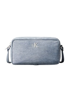 Bolso bandolera rectangular de mezclilla azul claro con logo plateado de cK y correa ajustable sobre fondo blanco.