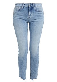 Jeans de mezclilla azul claro con un corte ajustado, que cuentan con una cintura alta, presillas para cinturón y dobladillos sin rematar en el tobillo. La textura parece ligeramente desgastada.