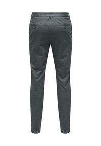 Grå bukser lavet af struktureret stof, med slim fit, to baglommer og flad front design.