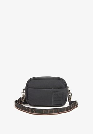 Piccolo borsello nero rettangolare a tracolla con tasca frontale, toppa con logo Pepe Jeans e tracolla regolabile con il testo "Pepe Jeans".