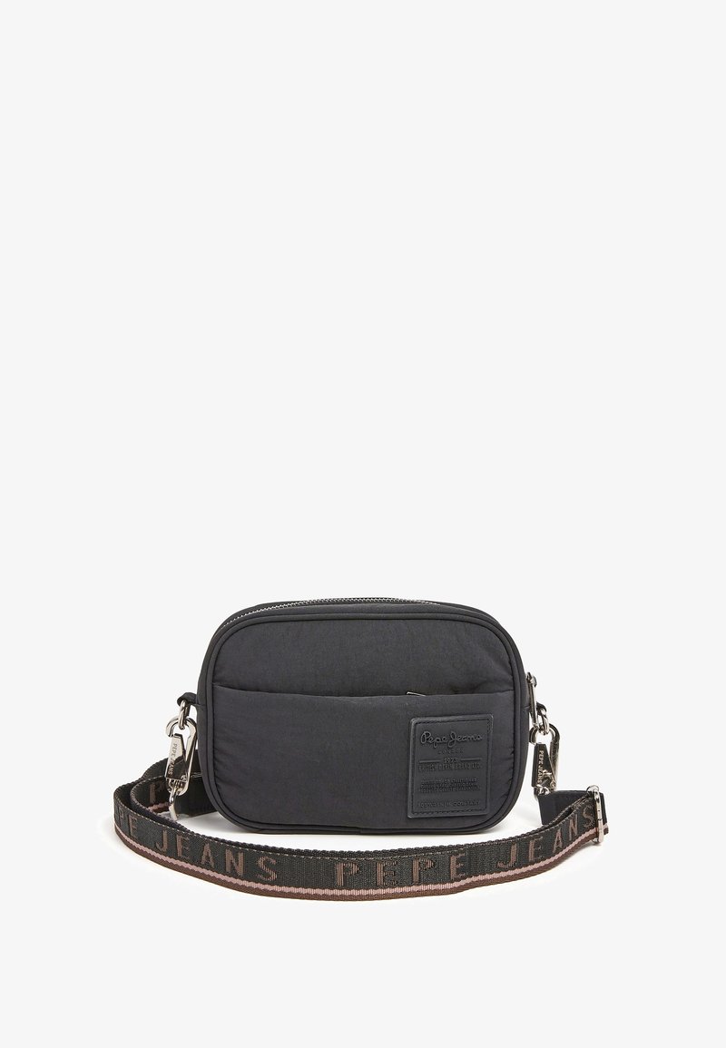 Malá černá obdélníková crossbody taška s přední kapsou, nášivkou loga Pepe Jeans a nastavitelným popruhem se textem "Pepe Jeans".