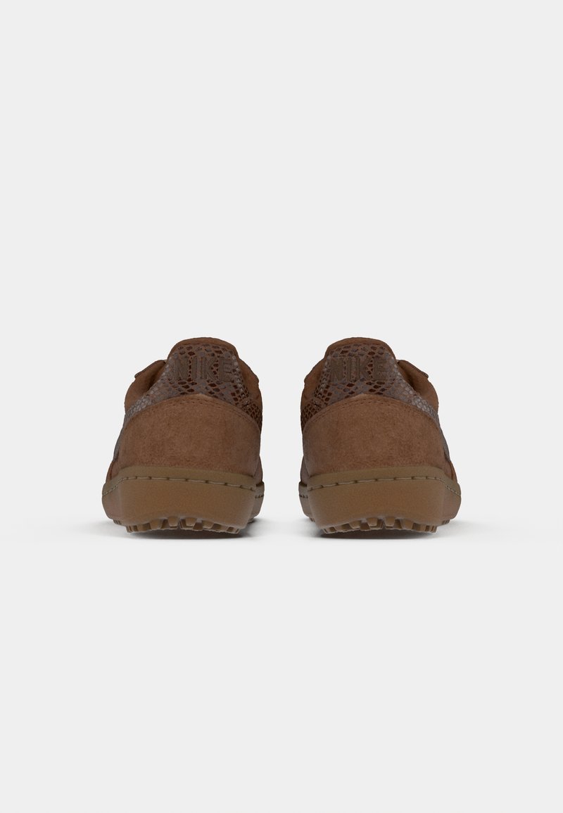 Braune Wildlederschuhe mit strukturierten Akzenten, runder Form und gepolsteter Sohle, gestaltet für Komfort und Langlebigkeit.