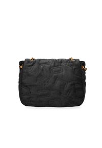 Zwarte suède handtas met subtiele gegraveerde geometrische patronen en details van een gouden kettingband, getoond tegen een witte achtergrond.