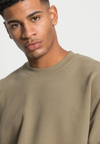 ARKET Camisola - khaki green