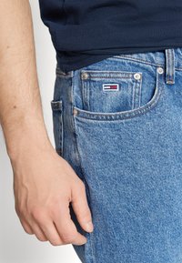 Tommy Jeans RYAN REGULAR STRAIGHT - Tiesaus kirpimo džinsai - denim medium