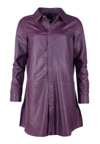 Lila Lederhemdjacke mit kragen, langen Ärmeln und Knopfverschluss vorne; hat einen geraden Schnitt und seitliche Schlitze.