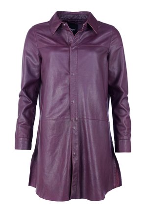 Lila Lederhemdjacke mit kragen, langen Ärmeln und Knopfverschluss vorne; hat einen geraden Schnitt und seitliche Schlitze.