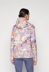 Chaqueta con estampado floral que incluye capucha, principalmente en tonos de púrpura, naranja y blanco, con una textura suave y puños elásticos.