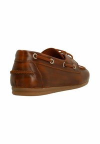 Braune Leder-Bootsschuhe mit glatter Oberfläche, abgerundeter Zehenpartie, Schnürdesign und silbernen Ösen, ausgestattet mit einer flexiblen Gummisohle.