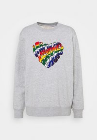 Felpa grigia con un colorato design di cuore ricamato e il testo "Michael Kors" in vari colori dell'arcobaleno. Vestibilità standard, girocollo.