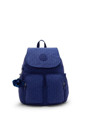 Mochila azul marino con solapa, dos bolsillos delanteros con cremallera, bolsillos laterales y un pequeño llavero de peluche unido a un lado.