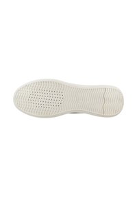 Suola di scarpa in gomma bianca con strato texture per la presa, caratterizzata da numerosi fori di drenaggio e linee ondulate per una maggiore trazione e flessibilità.