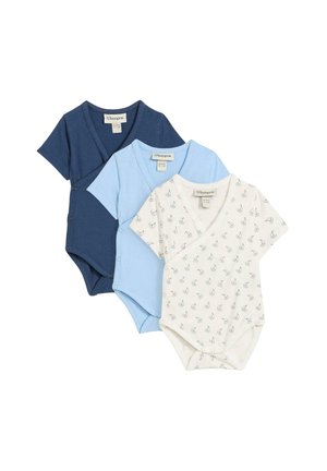 Trois bodys en coton à manches courtes pour bébé : marine, bleu clair et blanc avec un motif de voilier. Matière en coton douce, design en enveloppe, fermetures à pression.