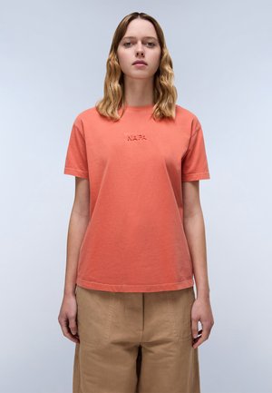 Koraalkleurig katoenen t-shirt met korte mouwen en een ronde halslijn. Heeft geborduurde "NAPA" details op de borst. Vrije pasvorm.