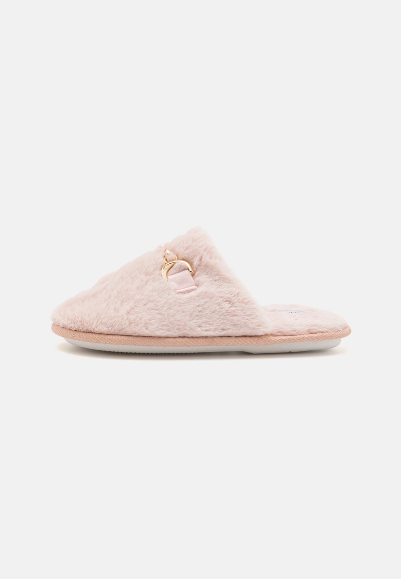 Chausson en peluche rose avec un design à bout pointu, doté d'un détail de boucle dorée et d'un dessus en fourrure texturée. Semelle plate beige.