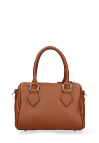 Bruine leren handtas met dubbele bovenhandvaten, zilveren hardware en een rits hoofdcompartiment, rustend op een witte achtergrond.