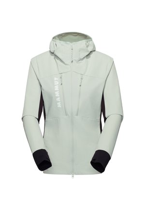 Giacca softshell grigio chiaro con cappuccio, dettagli neri sulle maniche e tasche, chiusura con zip e logo verticale sul davanti.