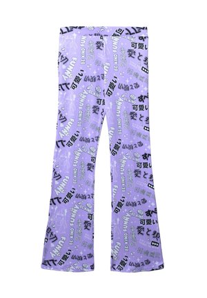 Pantaloni a zampa d'elefante viola con un motivo di testi e grafiche in bianco e nero, comprese frasi come "Sii Gentile" e "Divertente," realizzati in un tessuto morbido.