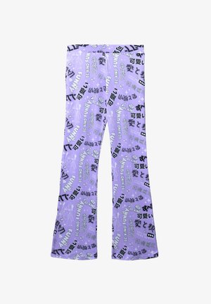 Fioletowe spodnie z rozszerzanymi nogawkami z wzorem czarno-białego tekstu i grafik, w tym frazy takie jak "Bądź miły" i "Śmieszne", na gładkim materiale.