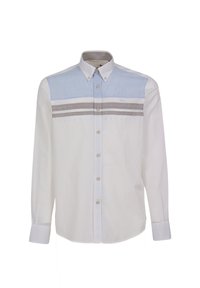 Witte blouse met lange mouwen met lichtblauwe, grijze en witte horizontale strepen over de bovenkant aan de voorkant; knoopsluiting met een standaard kraag.