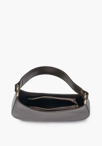 Brązowa skórzana torebka o zaokrąglonym kształcie, z pojedynczym uchwytem na górze i zamykaną na zamek komorą wewnętrzną.