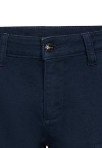 Granatowe spodnie bawełniane z fakturowanym wykończeniem, z metalowym zapięciem na guzik i paskami na pasek, z detalami w postaci przeszyć oraz kieszeniami bocznymi.