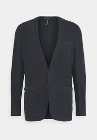 Blazer da uomo blu scuro con rever a parachit, due tasche a toppa frontali, una tasca sul petto e due bottoni frontali, realizzato in tessuto testurizzato.