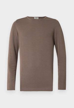 Brun langermet skjorte laget av mykt stoff, med rund hals og ribbestruktur. Enkel, klassisk design uten pynt.