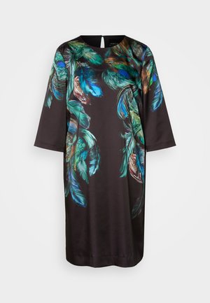 Robe noire en tissu lisse, ornée de motifs de plumes vibrants bleus et verts. Encolure ronde, manches trois-quarts et détail de trou de serrure à l'arrière.