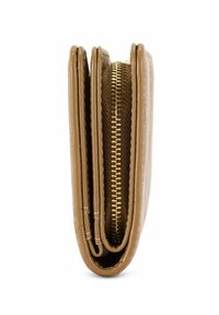 Brązowy skórzany portfel z teksturowanym wykończeniem, z zamkiem błyskawicznym, wieloma slotami na karty, o smukłym, składanym designie.