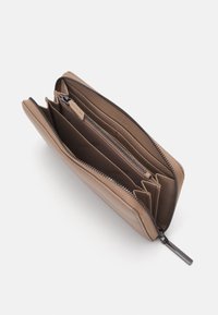 Calvin Klein LINE QUILT LARGE ZIP AROUND - Lompakko - chanterelle