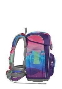 Lila- und pinkfarbener Rucksack mit einem Verlaufdesign, der graue Akzente, ein Netzrückenteil, Seitentaschen und verstellbare Träger bietet.
