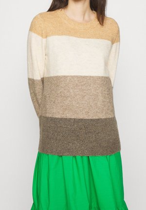 Maglione lavorato a maglia con collo rotondo, caratterizzato da strisce orizzontali in beige, marrone chiaro e marrone scuro, realizzato in un morbido tessuto testurizzato.