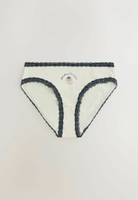 Białe damskie majtki z granatową koronkową lamówką i małym haftowanym wzorem naleśnika z borówkami na środku przodu.