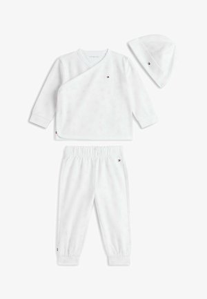 Hvid babysæt med langærmet slå-om skjorte, bukser med elastisk talje og matchende hat, hver med en lille Tommy Hilfiger-logo.